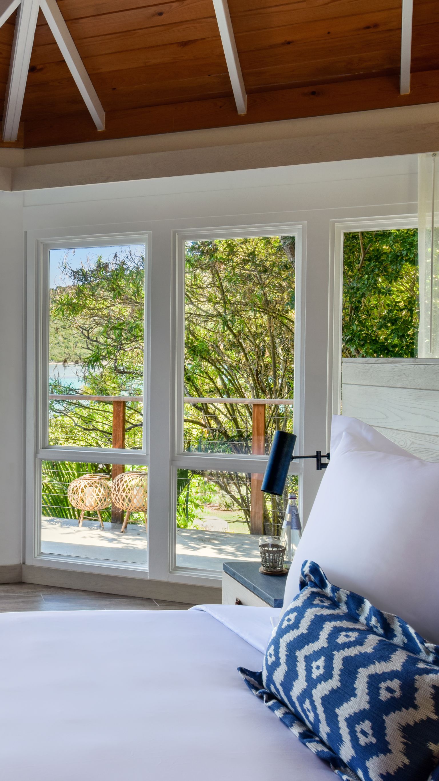 ONE BEDROOM POOL SUITE LIVING ROOM